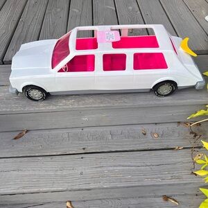 Barbie Limo in used perfect condition.  24 in x 10 in.
